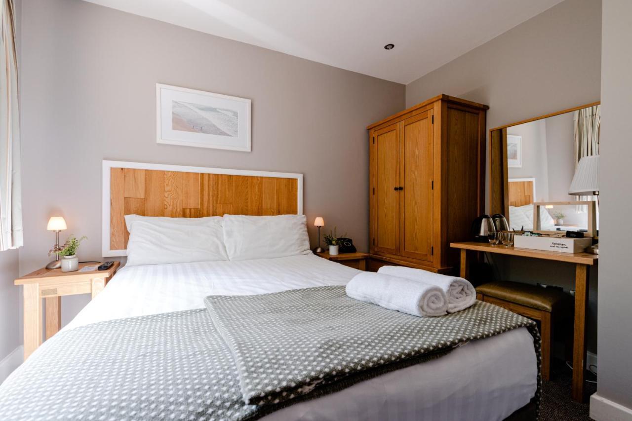 Hotel The Golden Lion, Newport, Pembrokeshire Newport  Esterno foto